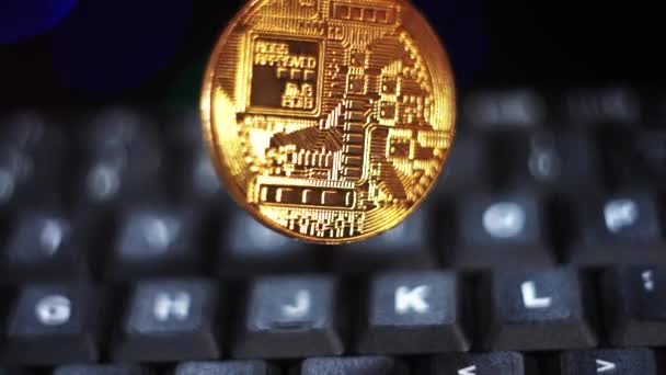 Golden sprankelende Bitcoin op een toetsenbord achtergrond. — Stockvideo