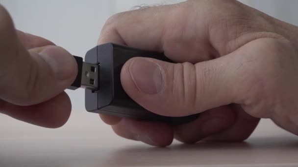 Usb kabel wordt aangesloten in kleine usb wandlader — Stockvideo