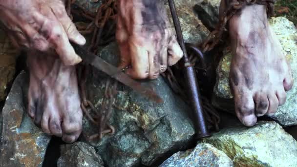 奴隶劳工的场景。 奴隶的手和脚被铁链捆住了. 试图摆脱奴隶制的斗争。 挣脱锁链. — 图库视频影像