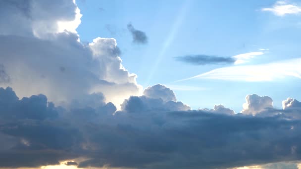 Небеса Солнце Кучевые Облака Голубом Небе Белые Облака Реального Времени — стоковое видео