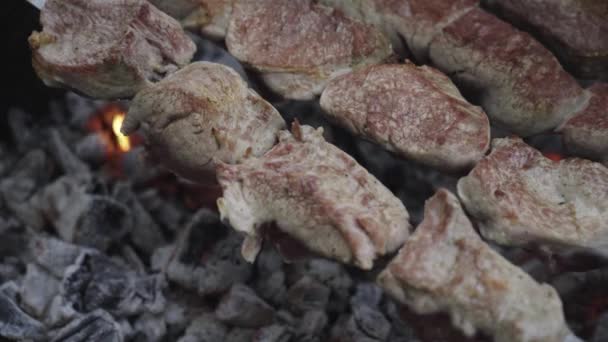 Carne Parrilla Para Barbacoa Exterior Cierre Barbacoa Carne Una Parrilla — Vídeo de stock