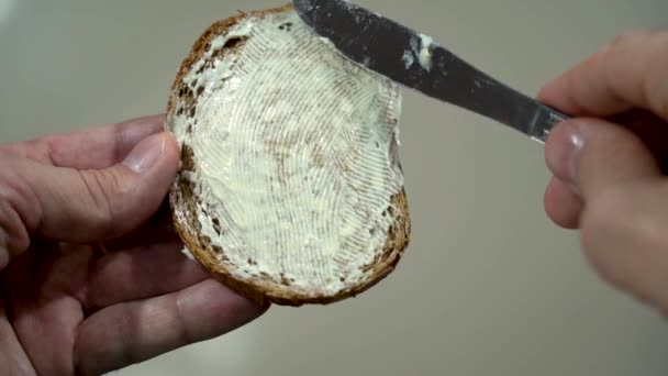 Butter Auf Brot Streichen Und Auf Den Boden Fallen Lassen — Stockvideo