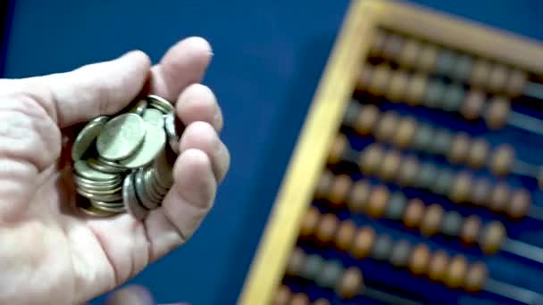 Hand Met Munten Achtergrond Van Het Abacus Begrip Spaargeld — Stockvideo