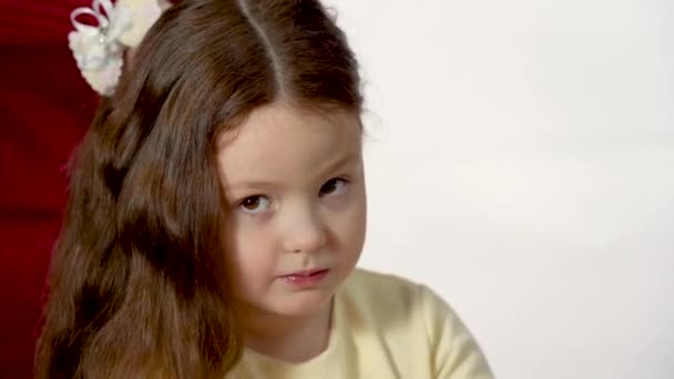 Jolie Fille Ans Regardant Caméra Souriant Portrait Rapproché Sur Fond — Video