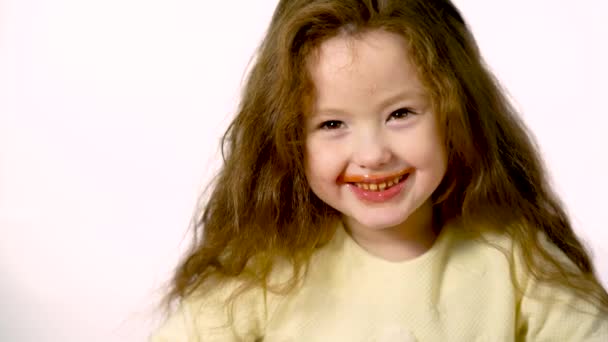 Menina Bonito Anos Idade Olhando Para Câmera Sorrindo Retrato Close — Vídeo de Stock