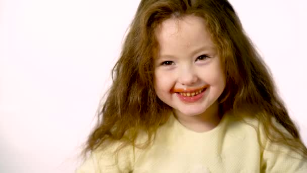 Linda Chica Años Mirando Cámara Sonriendo Retrato Primer Plano Sobre — Vídeos de Stock