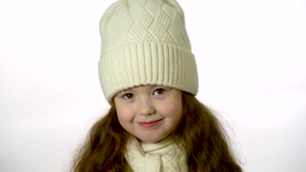 Cute Girl Lat Patrząc Aparat Uśmiechając Się Portret Bliska Białym — Wideo stockowe