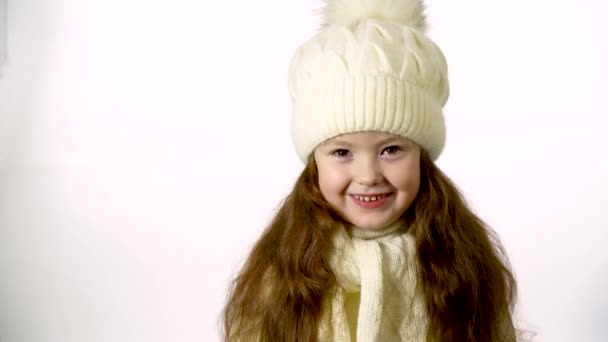 Niña Con Sombrero Punto Blanco Hermosa Niña Gorra Bufanda Aislada — Vídeo de stock