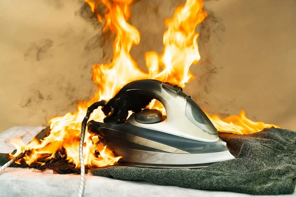 Ev aletlerini dikkatsizce kullanmak yangın çıkartabilir. Ev yangını evde başladı.