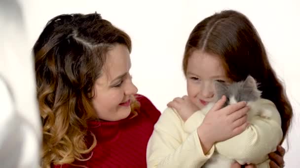 Bambina Abbraccia Sua Madre Primo Piano Sfondo Bianco — Video Stock
