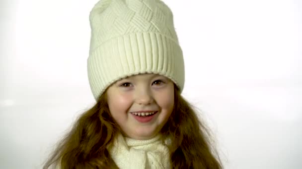 Bambina Con Cappello Bianco Maglia Bella Bambina Berretto Sciarpa Isolata — Video Stock