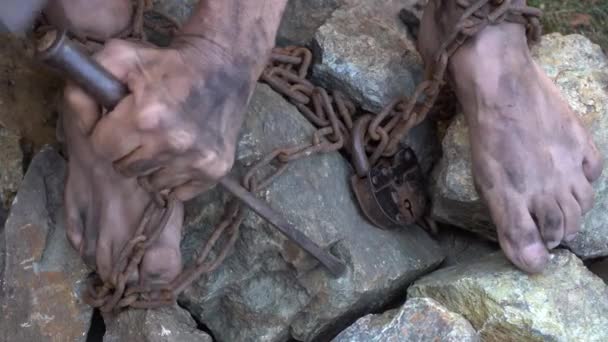 被铁链缠住的奴隶的手和脚 试图摆脱奴隶制 奴隶劳动的象征 手在链中 — 图库视频影像