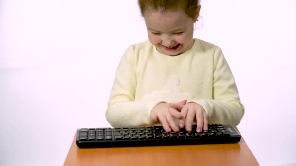 Nettes Mädchen Jahre Lernt Die Tastatur Und Erfindet Die Wörter — Stockvideo