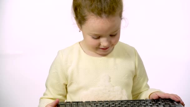 Cute Girl Years Learns Keyboard Makes Words Generation Online Concept — ストック動画