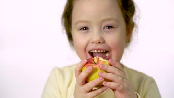 Mädchen Jahre Alt Mit Langen Haaren Isst Glücklich Einen Apfel — Stockvideo
