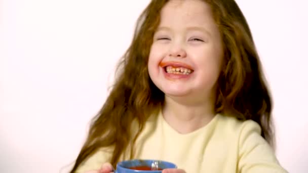 Ένα Εξάχρονο Γλυκό Κορίτσι Μόλις Ήπιε Τοματοχυμό Χείλη Ενός Παιχνιδιάρικου — Αρχείο Βίντεο