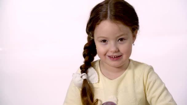 Ένα Παιδί Εξετάζει Μια Μαγική Χιονόμπαλα Κορίτσι Ετών Που Μοιάζει — Αρχείο Βίντεο