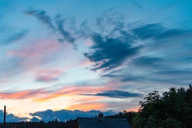 Gündoğumu ve arka plan için gökyüzünde bulut