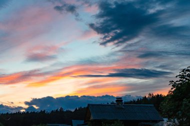 Gündoğumu ve arka plan için gökyüzünde bulut