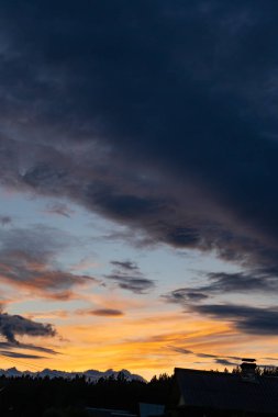 Gündoğumu ve arka plan için gökyüzünde bulut