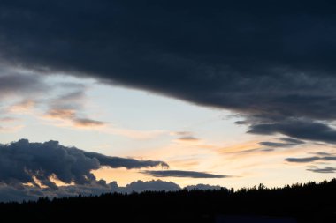 Gündoğumu ve arka plan için gökyüzünde bulut