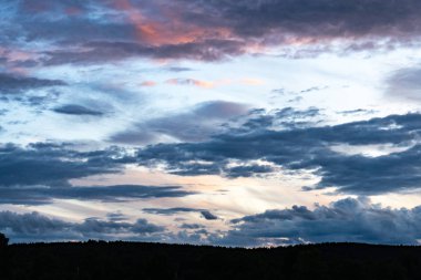 Gündoğumu ve arka plan için gökyüzünde bulut