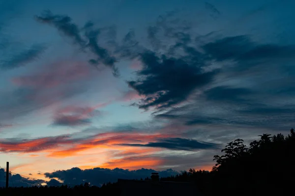 Sonnenaufgang und Wolken am Himmel als Hintergrund — Stockfoto