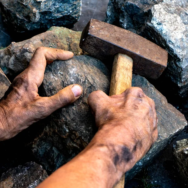 Hard work. Dirty bare hands with an old hammer — Stock Photo, Image