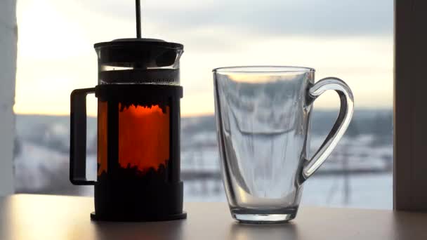 Ρίξτε Μαύρο Τσάι Ένα Ποτήρι Χειμώνας Πρωί Έξω Χιόνι Είναι — Αρχείο Βίντεο