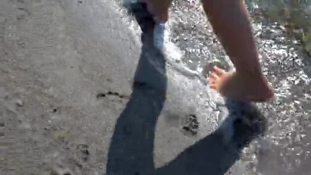 Прогулка Прибрежному Песку Девушка Ходит Краю Воды Женщина Идет Вдоль — стоковое видео