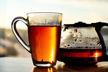Camda çay fincanı var.