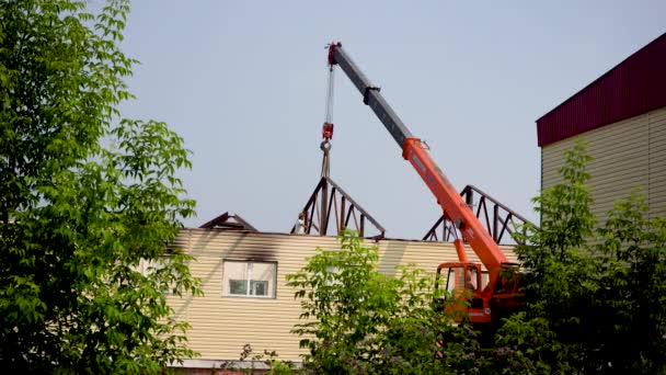 Recovery Warehouse Fire Metal Construction Installation Roof Truss Being Lifted — ストック動画