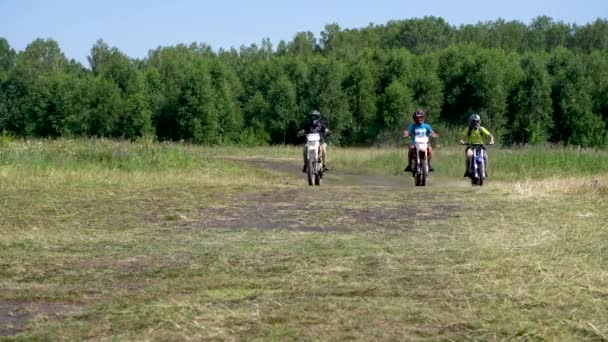 Motocross Extremo Carreras Motos Campo Día Soleado Verano Adolescentes Cascos — Vídeo de stock