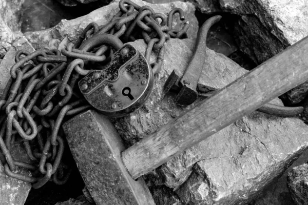 Rusty chain on the brickwork. The symbol of slave labor — Stock Photo, Image