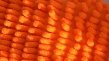 Güzel mikrofiber kumaş, parlak turuncu mikrofiber. Yumuşak, büyük bir yığın halinde mikrofiber doku. Turuncu büyük mikrofiber kumaş havlunun üst görünüm dokusu