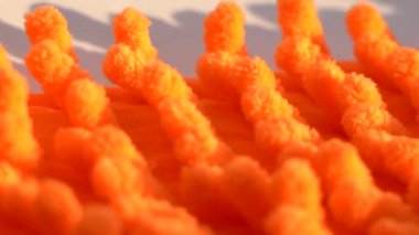 Güzel mikrofiber kumaş, parlak turuncu mikrofiber. Yumuşak, büyük bir yığın halinde mikrofiber doku. Turuncu büyük mikrofiber kumaş havlunun üst görünüm dokusu
