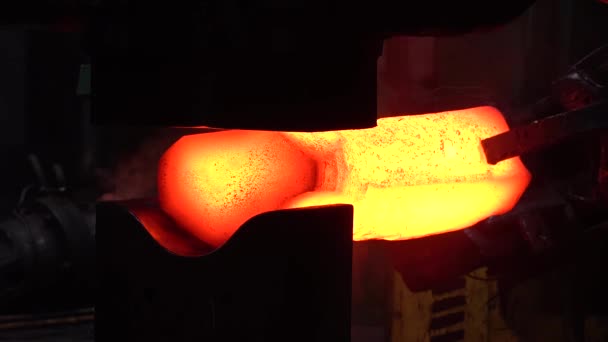 Gorące Żelazo Pod Wielką Prasą Kucie Metalu Tłoczenie Pod Kuźnią — Wideo stockowe