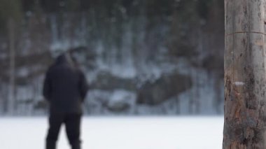 Karlı bir arazide ölen bir adamın dramatik sahnesi. Zayıf, bitkin bir adam karlı bir tarlada yavaşça yürüyor, düşüyor, kalkıyor ve tekrar düşüyor. Ön planda kuru ağaç.