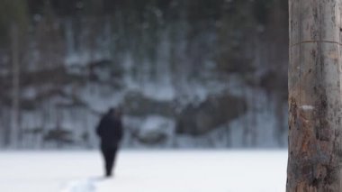 Karlı bir arazide ölen bir adamın dramatik sahnesi. Zayıf, bitkin bir adam karlı bir tarlada yavaşça yürüyor, düşüyor, kalkıyor ve tekrar düşüyor. Ön planda kuru ağaç.