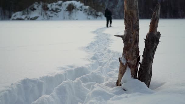 Escena Dramática Moribundo Campo Nevado Hombre Desgastado Camina Lentamente Largo — Vídeos de Stock