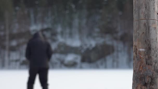 Scène Dramatique Mourant Dans Champ Neigeux Homme Aplati Épuisé Marche — Video