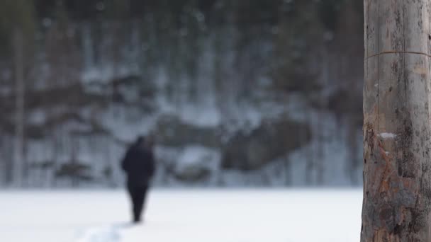 Scène Dramatique Mourant Dans Champ Neigeux Homme Aplati Épuisé Marche — Video