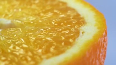 Beyaz arka planda yarı turuncu. Makro. Olgun büyük meyve.