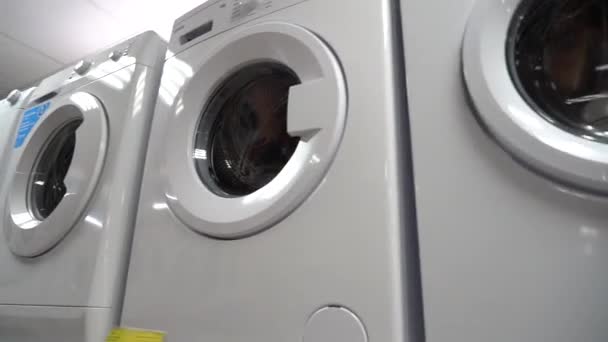 Yekaterinburg Rusya Şubat 2020 Dükkandaki Çamaşır Makineleri Modern Çamaşır Makinelerinin — Stok video