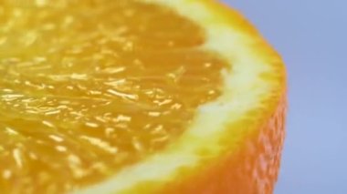 Beyaz arka planda yarı turuncu. Makro. Olgun büyük meyve.