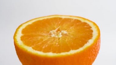 Beyaz arka planda dilimlenmiş turuncu. Olgun büyük meyve.