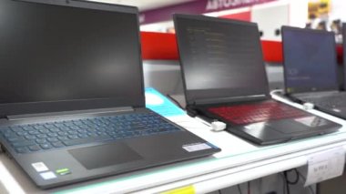 Yekaterinburg, Rusya - Şubat 2020. Elektronik mağazasında dizüstü bilgisayarlar. Farklı dizüstü bilgisayarları olan bir bilgisayar mağazasında raflar.