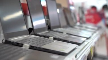 Yekaterinburg, Rusya - Şubat 2020. Elektronik mağazasında dizüstü bilgisayarlar. Farklı dizüstü bilgisayarları olan bir bilgisayar mağazasında raflar.