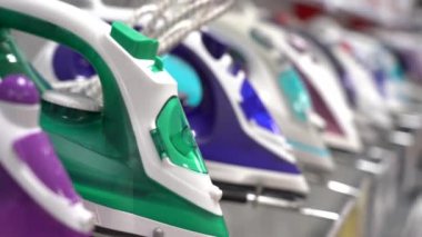 Yekaterinburg, Rusya - Şubat 2020. Raftaki bir mağazada elektrikli ütü.