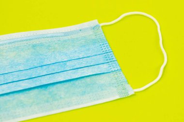 Renkli bir arka planda tıbbi koruyucu giysi.